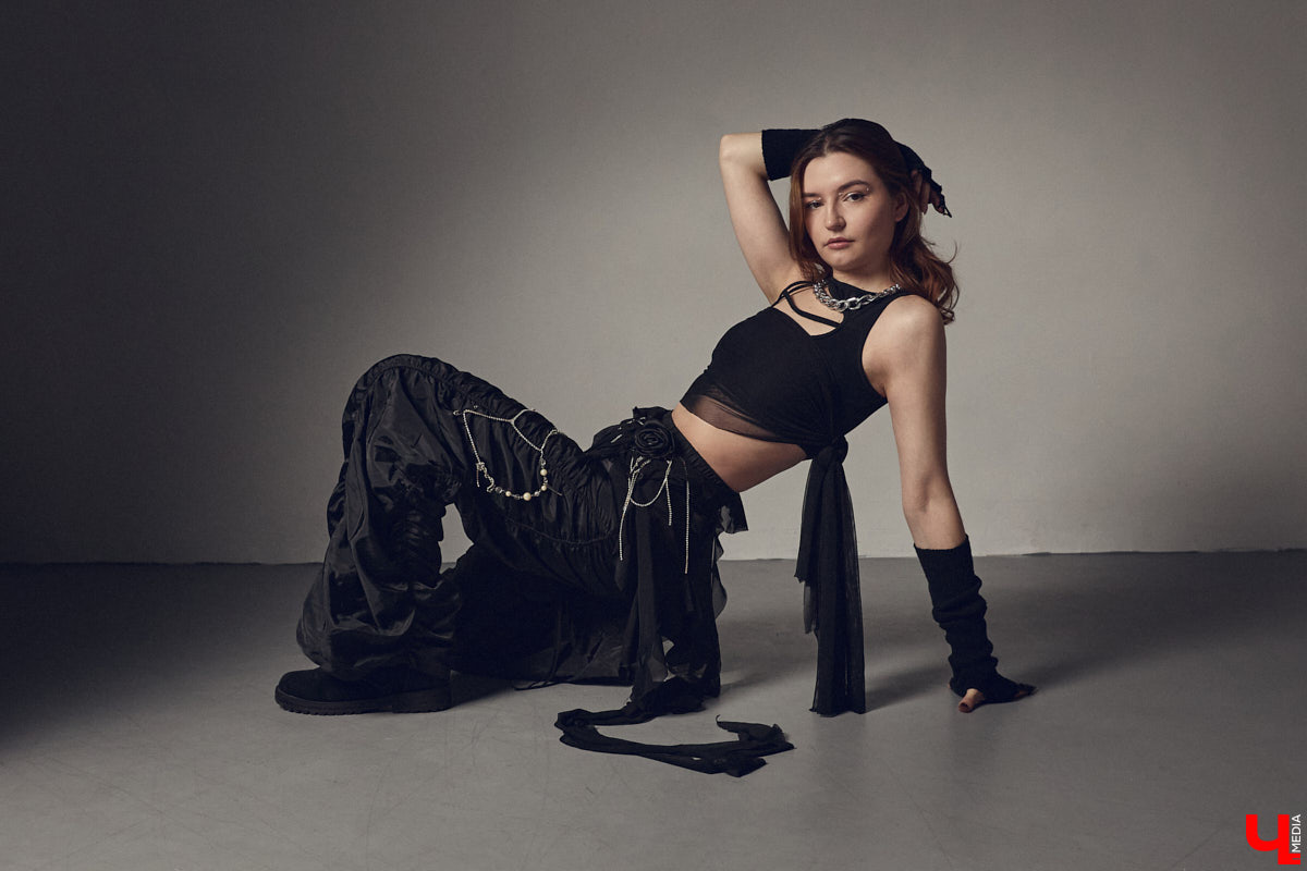 Cover-dance в жанре k-pop — это не только пластичность и умение попадать в бит, но и многообразие аутфитов. Зачастую танцоры придумывают костюмы с нуля, ведь последние должны привлекать внимание окружающих и быть удобными одновременно. В качестве наглядной иллюстрации свои сценические образы «Ключ-Медиа» показала Ника Мозгалева из владимирской команды JTK.