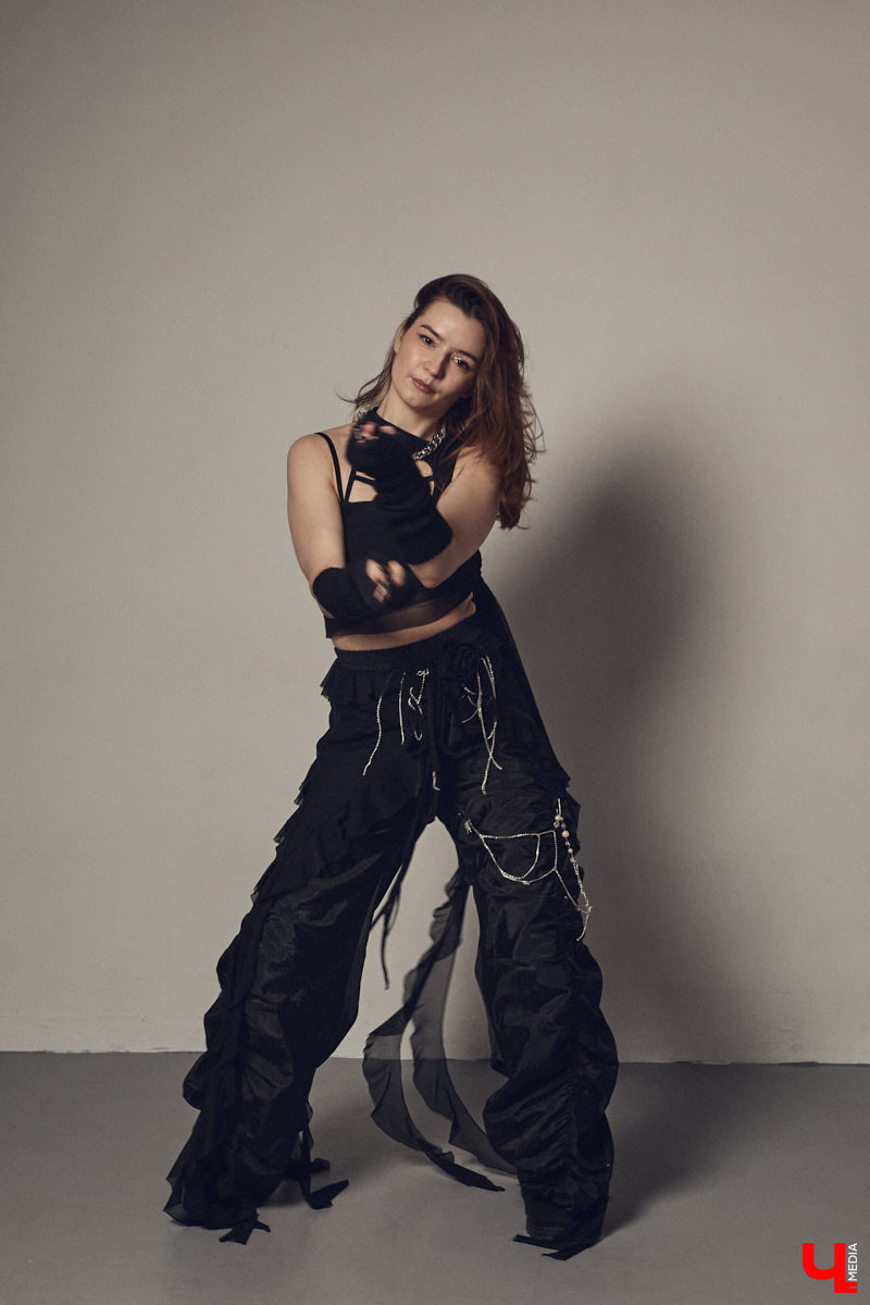 Cover-dance в жанре k-pop — это не только пластичность и умение попадать в бит, но и многообразие аутфитов. Зачастую танцоры придумывают костюмы с нуля, ведь последние должны привлекать внимание окружающих и быть удобными одновременно. В качестве наглядной иллюстрации свои сценические образы «Ключ-Медиа» показала Ника Мозгалева из владимирской команды JTK.