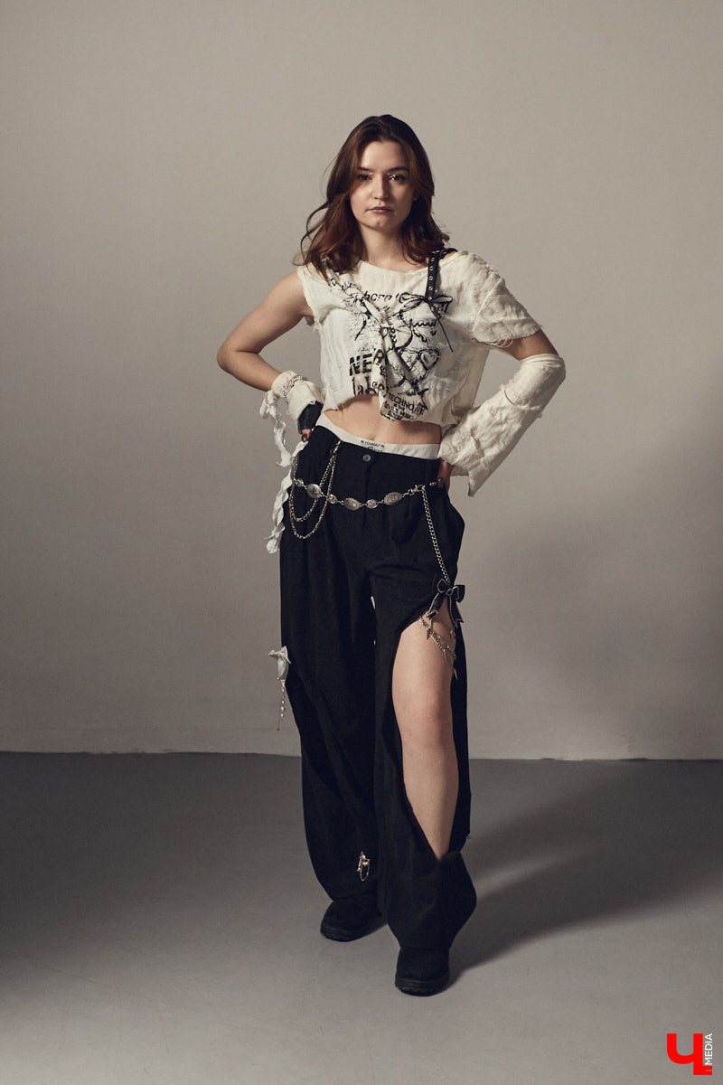 Cover-dance в жанре k-pop — это не только пластичность и умение попадать в бит, но и многообразие аутфитов. Зачастую танцоры придумывают костюмы с нуля, ведь последние должны привлекать внимание окружающих и быть удобными одновременно. В качестве наглядной иллюстрации свои сценические образы «Ключ-Медиа» показала Ника Мозгалева из владимирской команды JTK.