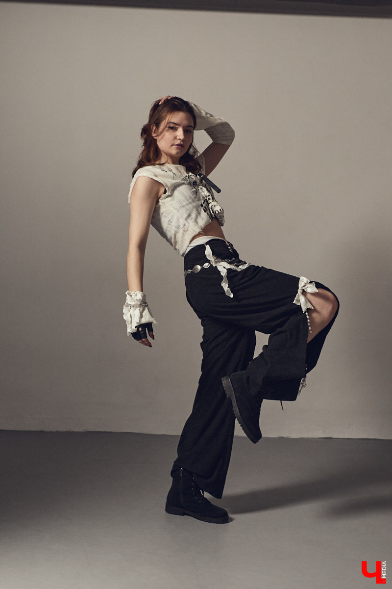 Cover-dance в жанре k-pop — это не только пластичность и умение попадать в бит, но и многообразие аутфитов. Зачастую танцоры придумывают костюмы с нуля, ведь последние должны привлекать внимание окружающих и быть удобными одновременно. В качестве наглядной иллюстрации свои сценические образы «Ключ-Медиа» показала Ника Мозгалева из владимирской команды JTK.