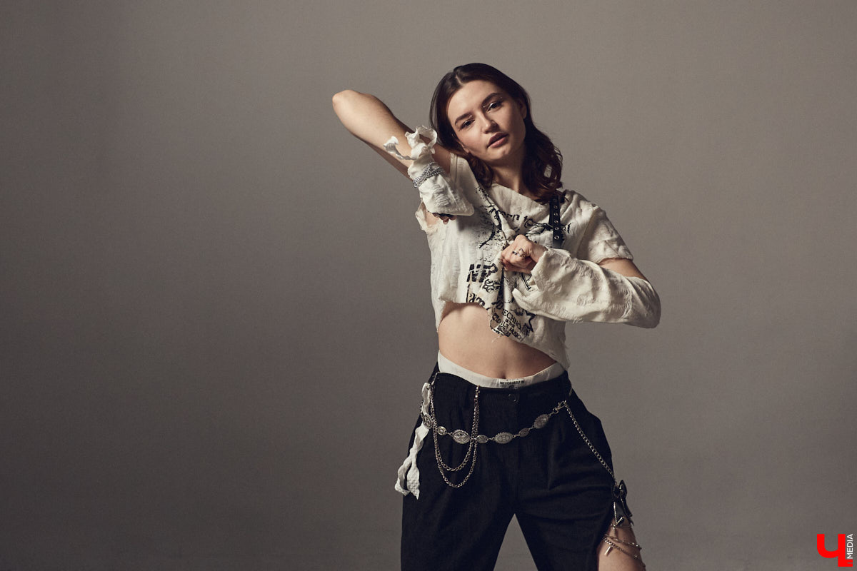 Cover-dance в жанре k-pop — это не только пластичность и умение попадать в бит, но и многообразие аутфитов. Зачастую танцоры придумывают костюмы с нуля, ведь последние должны привлекать внимание окружающих и быть удобными одновременно. В качестве наглядной иллюстрации свои сценические образы «Ключ-Медиа» показала Ника Мозгалева из владимирской команды JTK.