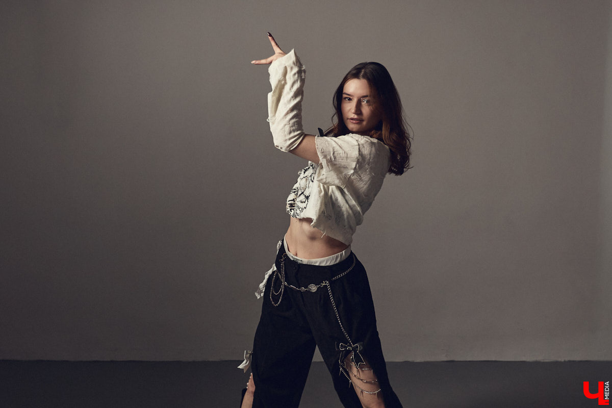 Cover-dance в жанре k-pop — это не только пластичность и умение попадать в бит, но и многообразие аутфитов. Зачастую танцоры придумывают костюмы с нуля, ведь последние должны привлекать внимание окружающих и быть удобными одновременно. В качестве наглядной иллюстрации свои сценические образы «Ключ-Медиа» показала Ника Мозгалева из владимирской команды JTK.