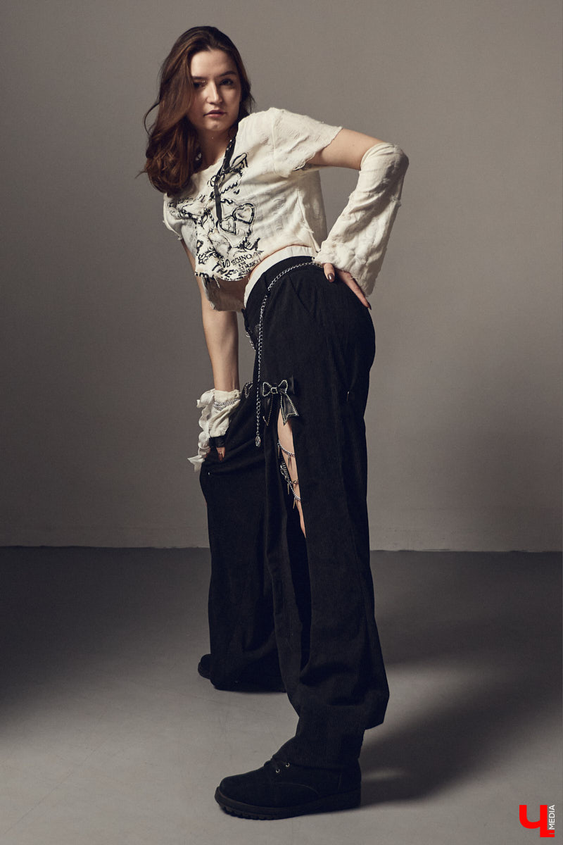 Cover-dance в жанре k-pop — это не только пластичность и умение попадать в бит, но и многообразие аутфитов. Зачастую танцоры придумывают костюмы с нуля, ведь последние должны привлекать внимание окружающих и быть удобными одновременно. В качестве наглядной иллюстрации свои сценические образы «Ключ-Медиа» показала Ника Мозгалева из владимирской команды JTK.