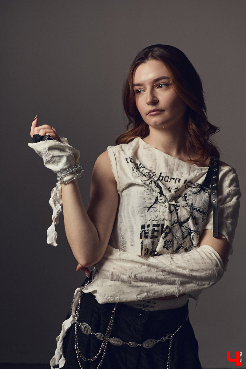 Cover-dance в жанре k-pop — это не только пластичность и умение попадать в бит, но и многообразие аутфитов. Зачастую танцоры придумывают костюмы с нуля, ведь последние должны привлекать внимание окружающих и быть удобными одновременно. В качестве наглядной иллюстрации свои сценические образы «Ключ-Медиа» показала Ника Мозгалева из владимирской команды JTK.