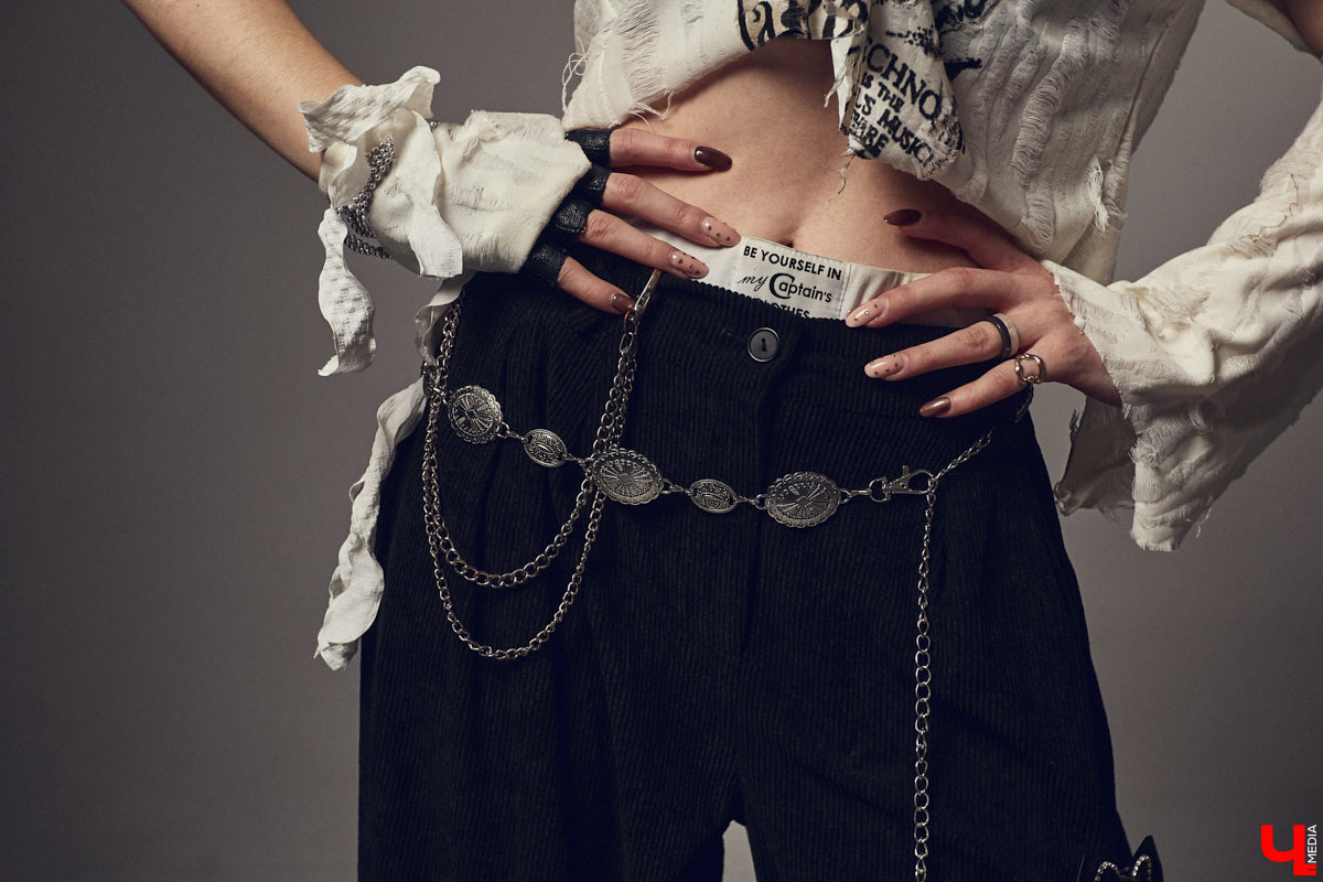 Cover-dance в жанре k-pop — это не только пластичность и умение попадать в бит, но и многообразие аутфитов. Зачастую танцоры придумывают костюмы с нуля, ведь последние должны привлекать внимание окружающих и быть удобными одновременно. В качестве наглядной иллюстрации свои сценические образы «Ключ-Медиа» показала Ника Мозгалева из владимирской команды JTK.