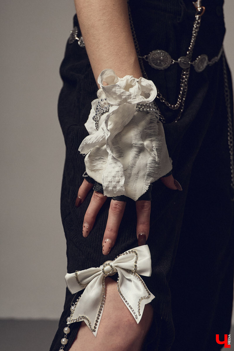 Cover-dance в жанре k-pop — это не только пластичность и умение попадать в бит, но и многообразие аутфитов. Зачастую танцоры придумывают костюмы с нуля, ведь последние должны привлекать внимание окружающих и быть удобными одновременно. В качестве наглядной иллюстрации свои сценические образы «Ключ-Медиа» показала Ника Мозгалева из владимирской команды JTK.