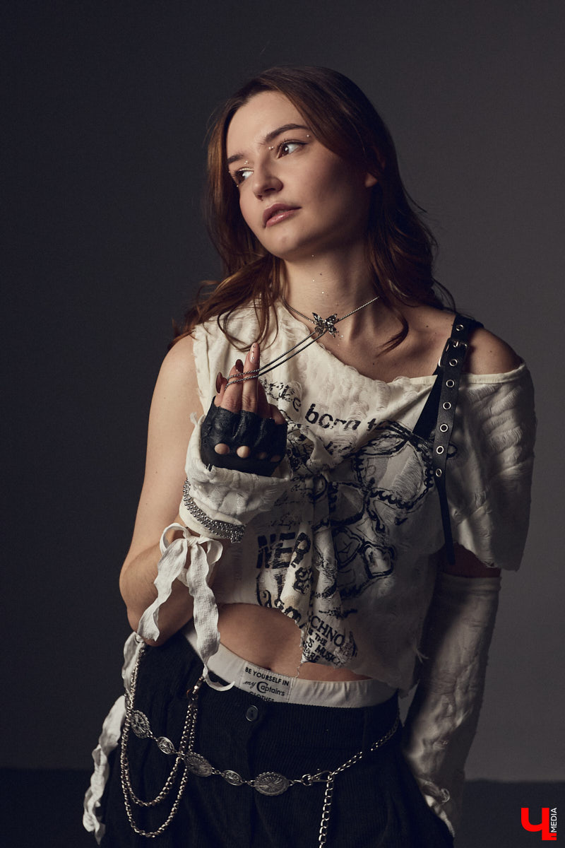 Cover-dance в жанре k-pop — это не только пластичность и умение попадать в бит, но и многообразие аутфитов. Зачастую танцоры придумывают костюмы с нуля, ведь последние должны привлекать внимание окружающих и быть удобными одновременно. В качестве наглядной иллюстрации свои сценические образы «Ключ-Медиа» показала Ника Мозгалева из владимирской команды JTK.