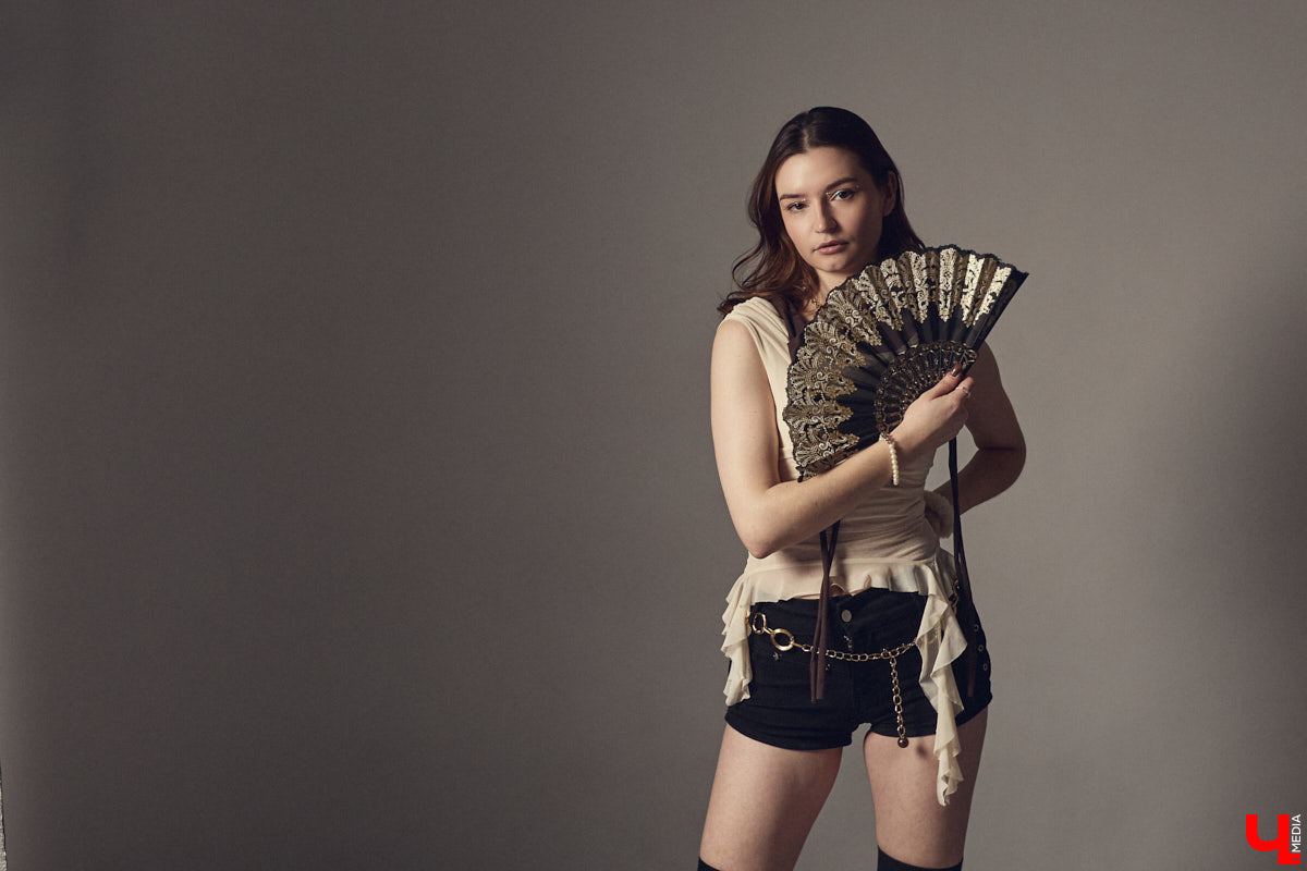 Cover-dance в жанре k-pop — это не только пластичность и умение попадать в бит, но и многообразие аутфитов. Зачастую танцоры придумывают костюмы с нуля, ведь последние должны привлекать внимание окружающих и быть удобными одновременно. В качестве наглядной иллюстрации свои сценические образы «Ключ-Медиа» показала Ника Мозгалева из владимирской команды JTK.