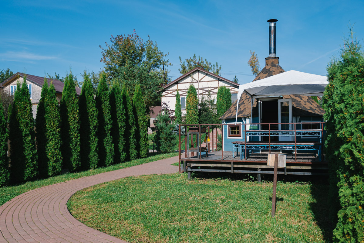 Вы задумывались, как отметить свой день рождения по-особенному? Устроить такой праздник, который точно останется в памяти на долгое время. Кафе и ресторанами никого не удивишь, да и порой там слишком дорого, шумно и тесно. Поэтому лучше рассмотреть новый, современный вариант. Организовать торжество в экопространстве на берегу водохранилища Содышка предлагает барбекю-парк «Зеленый мыс»!