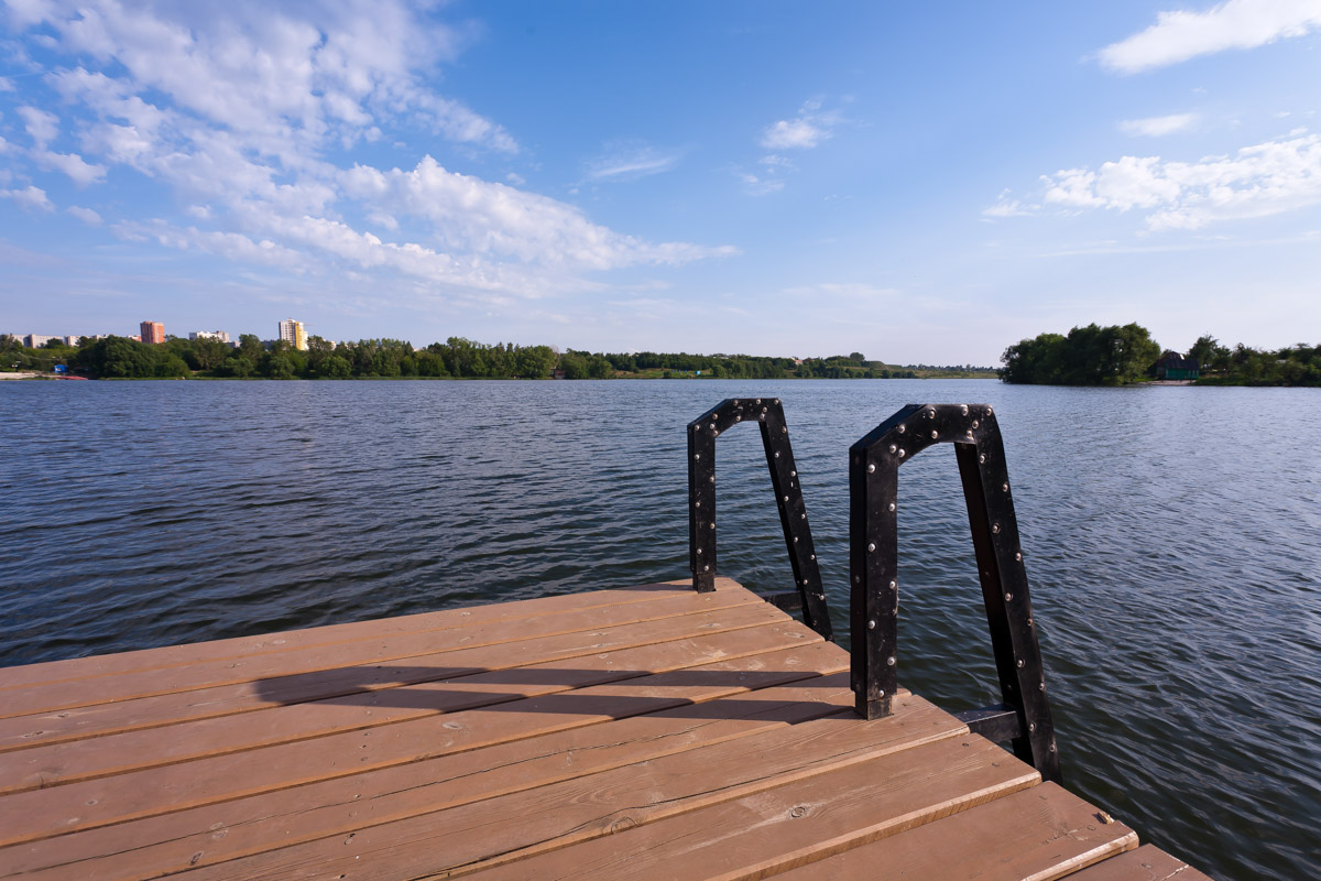 Вы задумывались, как отметить свой день рождения по-особенному? Устроить такой праздник, который точно останется в памяти на долгое время. Кафе и ресторанами никого не удивишь, да и порой там слишком дорого, шумно и тесно. Поэтому лучше рассмотреть новый, современный вариант. Организовать торжество в экопространстве на берегу водохранилища Содышка предлагает барбекю-парк «Зеленый мыс»!