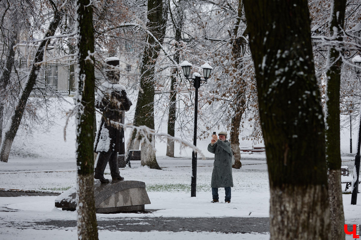 Столица нашей области, конечно, не Железный человек, но вопрос, кто она без Золотого кольца, всё же прозвучал. Им задались авторы медиа о наследии регионов «В лесах». Ведущие подкаста «Сохранить как» обсудили с гостями, как местные творцы и предприниматели создают новый образ города, отличный от описаний в путеводителях.