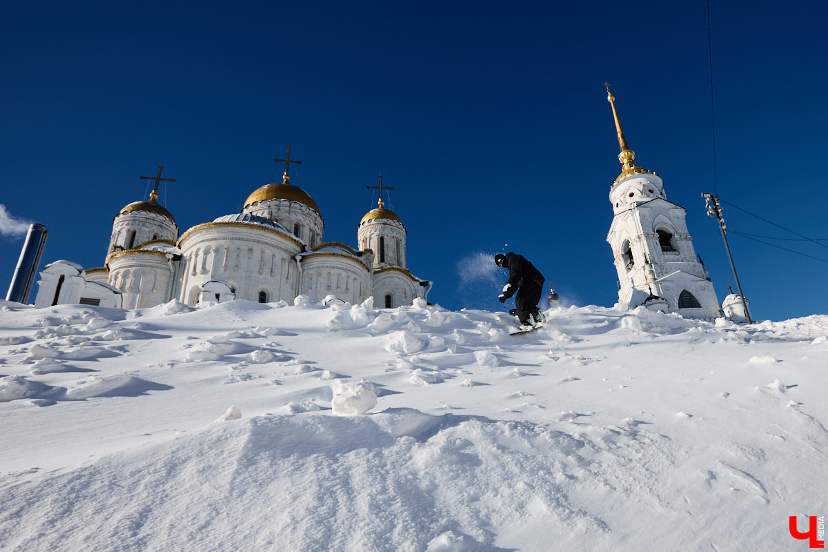 Снег разлетается брызгами в разные стороны, а это значит, что по склону несется сноубордист. Эффектные спуски можно лицезреть не только на специализированных трассах. Андрей Князев покоряет в том числе улицы Владимира. «Ключ-Медиа» запечатлел трюки молодого человека и расспросил его о захватывающем увлечении.