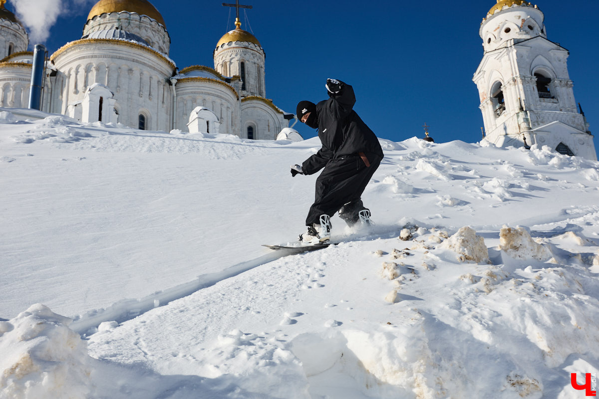Снег разлетается брызгами в разные стороны, а это значит, что по склону несется сноубордист. Эффектные спуски можно лицезреть не только на специализированных трассах. Андрей Князев покоряет в том числе улицы Владимира. «Ключ-Медиа» запечатлел трюки молодого человека и расспросил его о захватывающем увлечении.