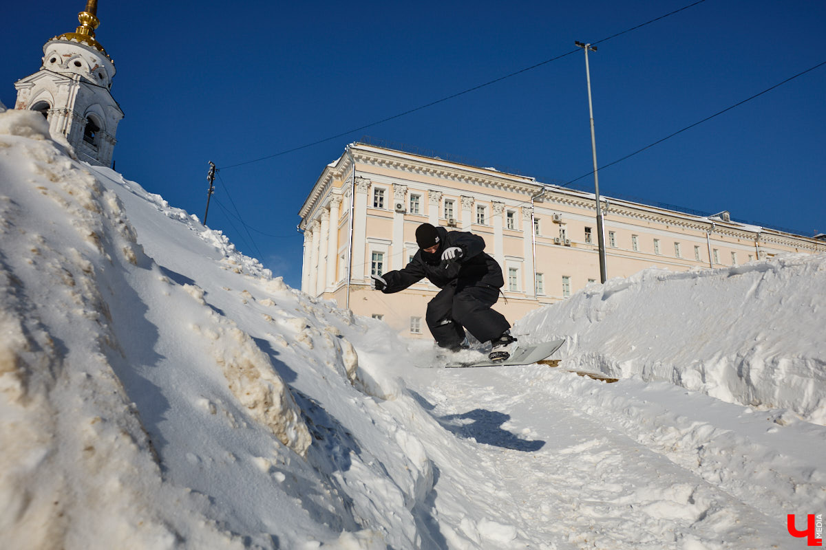 Снег разлетается брызгами в разные стороны, а это значит, что по склону несется сноубордист. Эффектные спуски можно лицезреть не только на специализированных трассах. Андрей Князев покоряет в том числе улицы Владимира. «Ключ-Медиа» запечатлел трюки молодого человека и расспросил его о захватывающем увлечении.