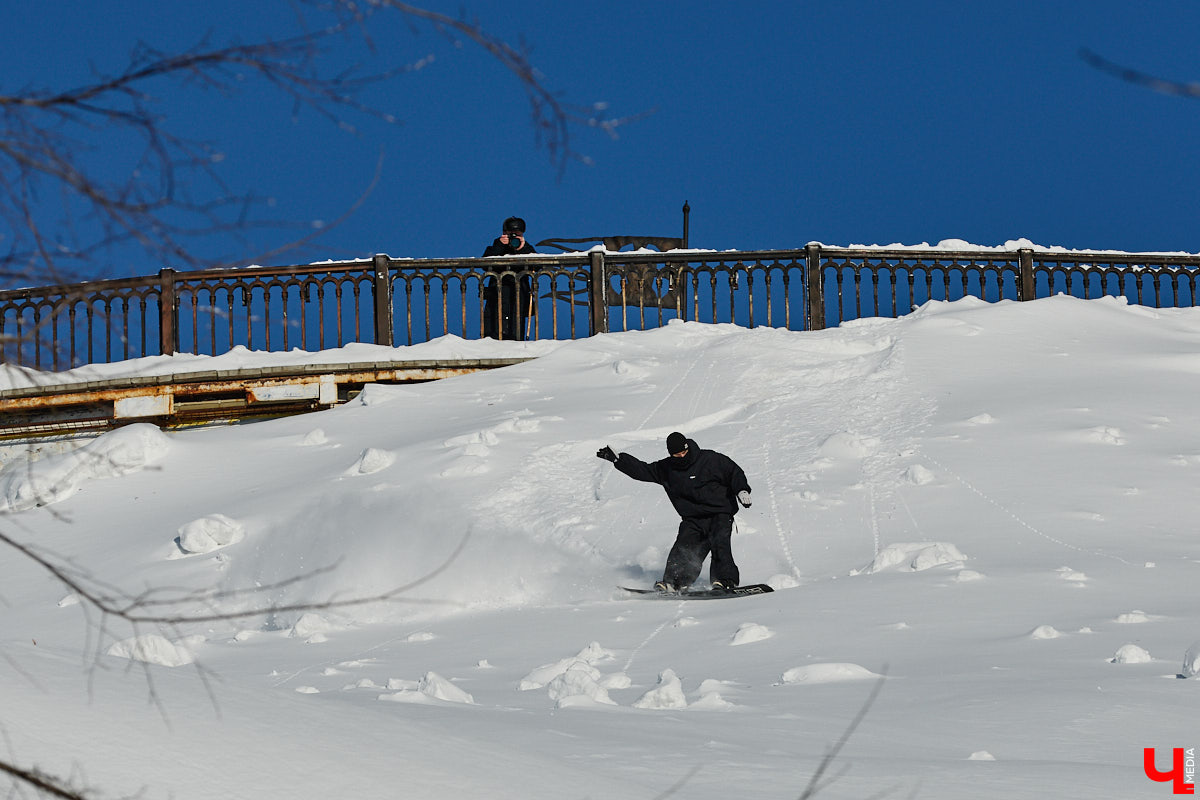 Снег разлетается брызгами в разные стороны, а это значит, что по склону несется сноубордист. Эффектные спуски можно лицезреть не только на специализированных трассах. Андрей Князев покоряет в том числе улицы Владимира. «Ключ-Медиа» запечатлел трюки молодого человека и расспросил его о захватывающем увлечении.