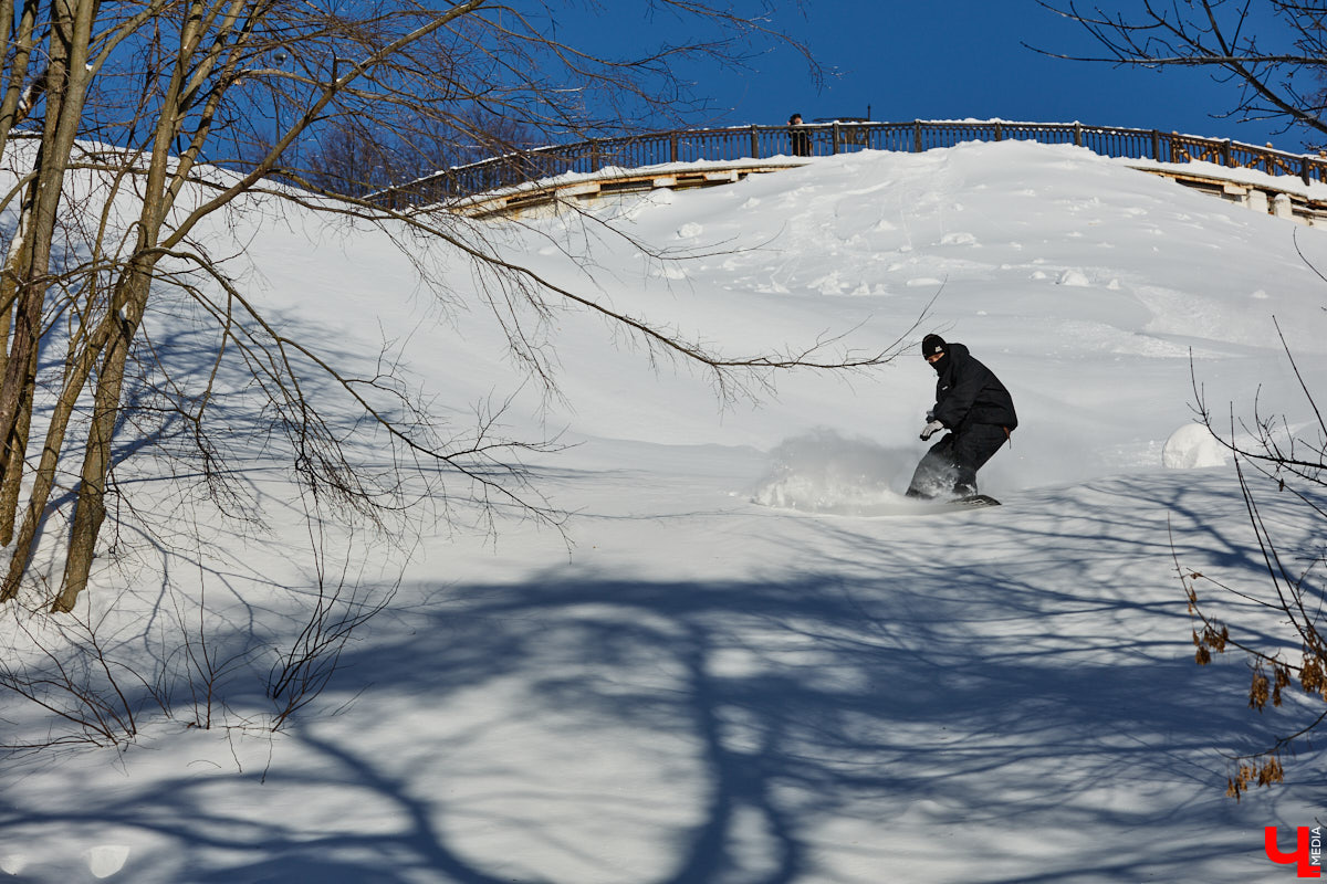 Снег разлетается брызгами в разные стороны, а это значит, что по склону несется сноубордист. Эффектные спуски можно лицезреть не только на специализированных трассах. Андрей Князев покоряет в том числе улицы Владимира. «Ключ-Медиа» запечатлел трюки молодого человека и расспросил его о захватывающем увлечении.