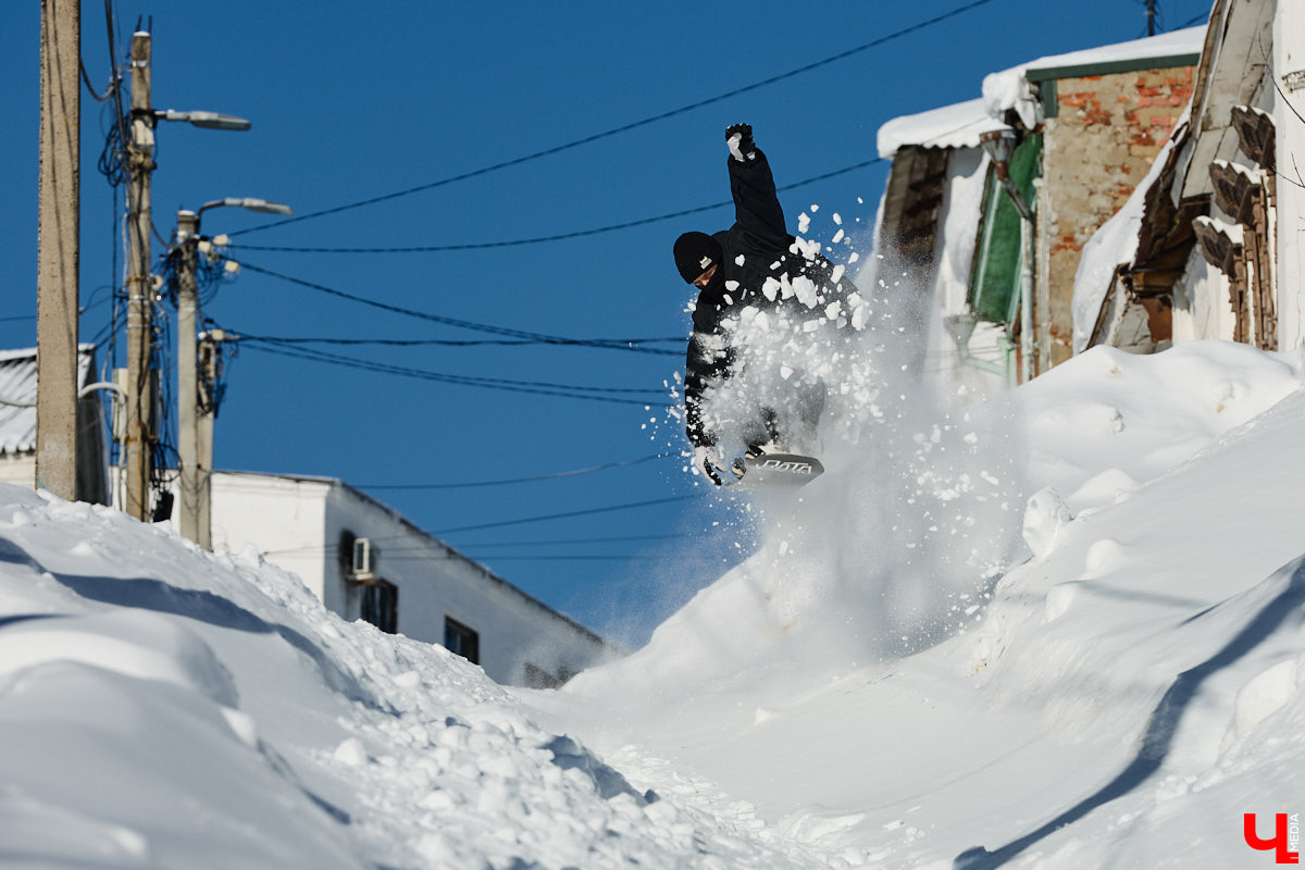 Снег разлетается брызгами в разные стороны, а это значит, что по склону несется сноубордист. Эффектные спуски можно лицезреть не только на специализированных трассах. Андрей Князев покоряет в том числе улицы Владимира. «Ключ-Медиа» запечатлел трюки молодого человека и расспросил его о захватывающем увлечении.