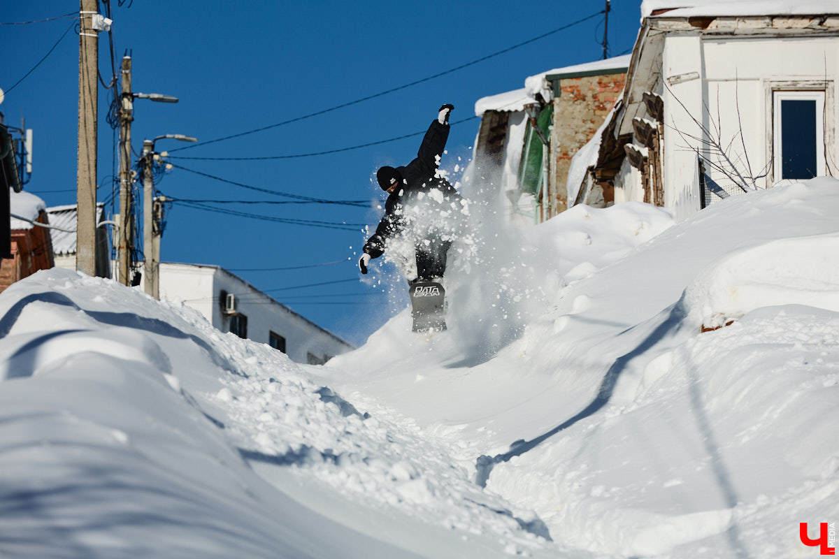 Снег разлетается брызгами в разные стороны, а это значит, что по склону несется сноубордист. Эффектные спуски можно лицезреть не только на специализированных трассах. Андрей Князев покоряет в том числе улицы Владимира. «Ключ-Медиа» запечатлел трюки молодого человека и расспросил его о захватывающем увлечении.