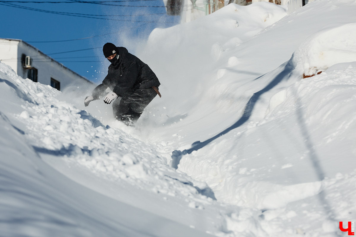 Снег разлетается брызгами в разные стороны, а это значит, что по склону несется сноубордист. Эффектные спуски можно лицезреть не только на специализированных трассах. Андрей Князев покоряет в том числе улицы Владимира. «Ключ-Медиа» запечатлел трюки молодого человека и расспросил его о захватывающем увлечении.