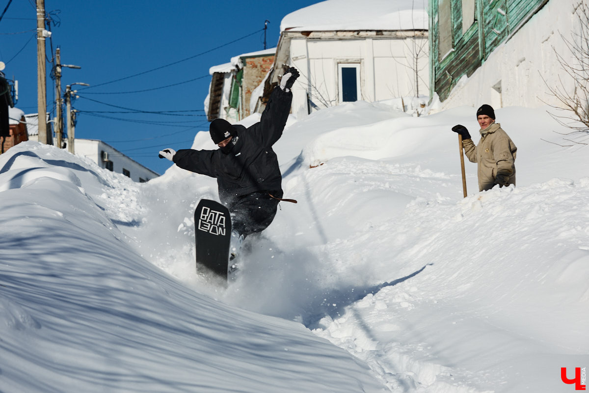 Снег разлетается брызгами в разные стороны, а это значит, что по склону несется сноубордист. Эффектные спуски можно лицезреть не только на специализированных трассах. Андрей Князев покоряет в том числе улицы Владимира. «Ключ-Медиа» запечатлел трюки молодого человека и расспросил его о захватывающем увлечении.
