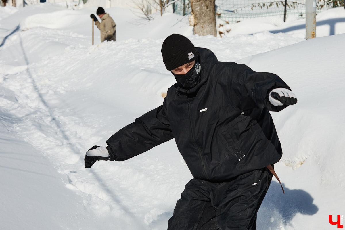 Снег разлетается брызгами в разные стороны, а это значит, что по склону несется сноубордист. Эффектные спуски можно лицезреть не только на специализированных трассах. Андрей Князев покоряет в том числе улицы Владимира. «Ключ-Медиа» запечатлел трюки молодого человека и расспросил его о захватывающем увлечении.