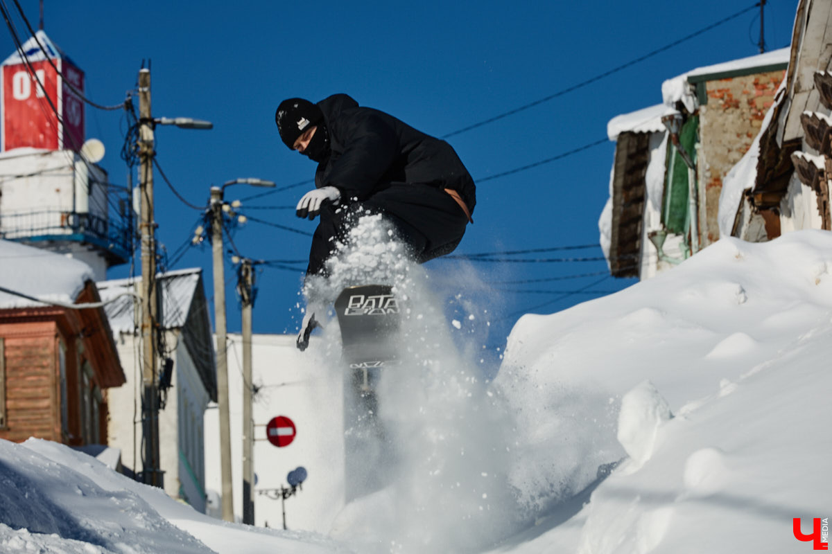 Снег разлетается брызгами в разные стороны, а это значит, что по склону несется сноубордист. Эффектные спуски можно лицезреть не только на специализированных трассах. Андрей Князев покоряет в том числе улицы Владимира. «Ключ-Медиа» запечатлел трюки молодого человека и расспросил его о захватывающем увлечении.