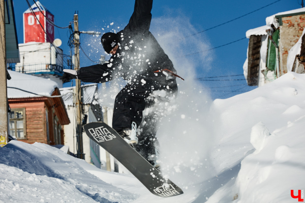 Снег разлетается брызгами в разные стороны, а это значит, что по склону несется сноубордист. Эффектные спуски можно лицезреть не только на специализированных трассах. Андрей Князев покоряет в том числе улицы Владимира. «Ключ-Медиа» запечатлел трюки молодого человека и расспросил его о захватывающем увлечении.