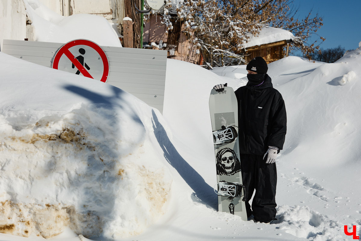 Снег разлетается брызгами в разные стороны, а это значит, что по склону несется сноубордист. Эффектные спуски можно лицезреть не только на специализированных трассах. Андрей Князев покоряет в том числе улицы Владимира. «Ключ-Медиа» запечатлел трюки молодого человека и расспросил его о захватывающем увлечении.