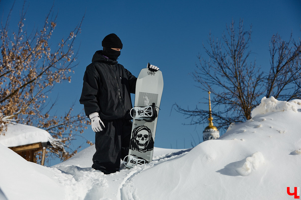Снег разлетается брызгами в разные стороны, а это значит, что по склону несется сноубордист. Эффектные спуски можно лицезреть не только на специализированных трассах. Андрей Князев покоряет в том числе улицы Владимира. «Ключ-Медиа» запечатлел трюки молодого человека и расспросил его о захватывающем увлечении.