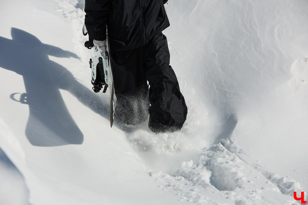 Снег разлетается брызгами в разные стороны, а это значит, что по склону несется сноубордист. Эффектные спуски можно лицезреть не только на специализированных трассах. Андрей Князев покоряет в том числе улицы Владимира. «Ключ-Медиа» запечатлел трюки молодого человека и расспросил его о захватывающем увлечении.