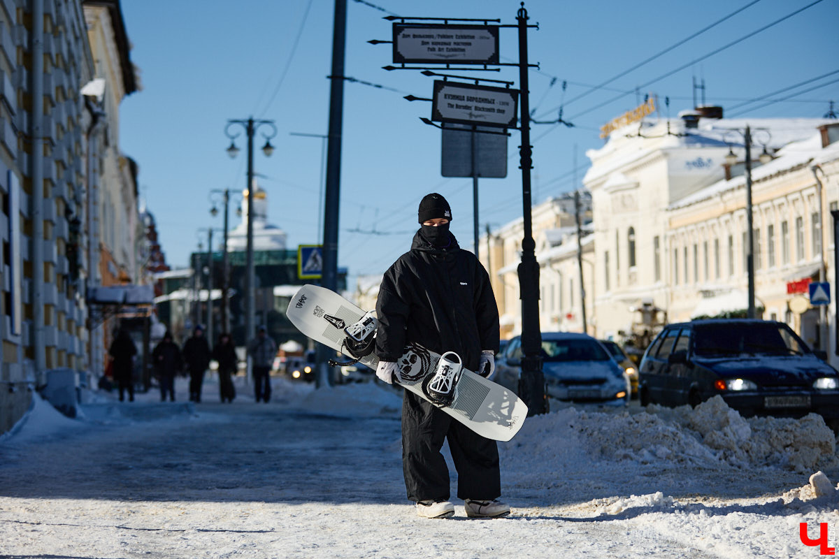 Снег разлетается брызгами в разные стороны, а это значит, что по склону несется сноубордист. Эффектные спуски можно лицезреть не только на специализированных трассах. Андрей Князев покоряет в том числе улицы Владимира. «Ключ-Медиа» запечатлел трюки молодого человека и расспросил его о захватывающем увлечении.