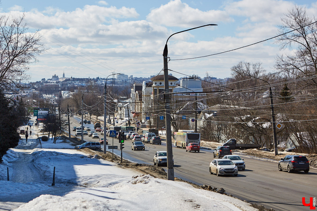 Во Владимире планируют запустить укороченные маршруты из Энергетика до площади Победы с бесплатной пересадкой. Такой вариант позволит жителям отдаленных микрорайонов быстрее добираться до центра города. А там свои перемены: в силу вступила новая схема движения. Эти и другие новости в нашем дорожном обзоре.