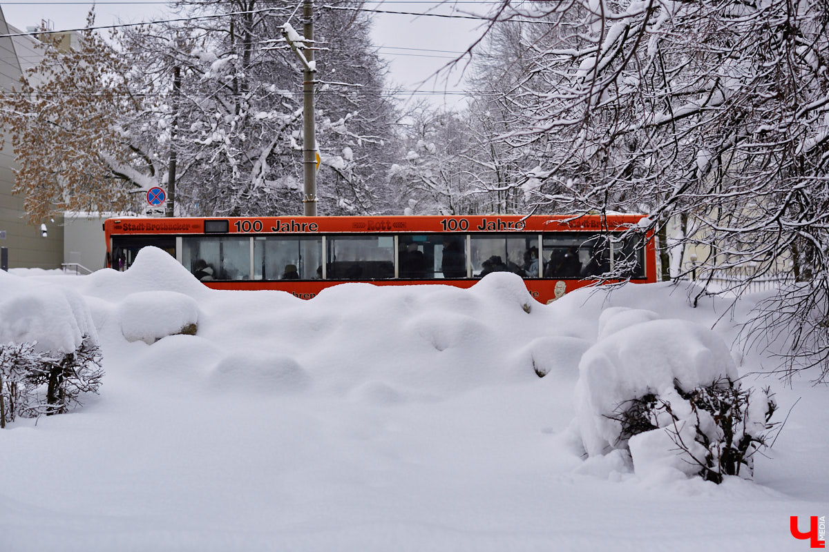 Во Владимире планируют запустить укороченные маршруты из Энергетика до площади Победы с бесплатной пересадкой. Такой вариант позволит жителям отдаленных микрорайонов быстрее добираться до центра города. А там свои перемены: в силу вступила новая схема движения. Эти и другие новости в нашем дорожном обзоре.