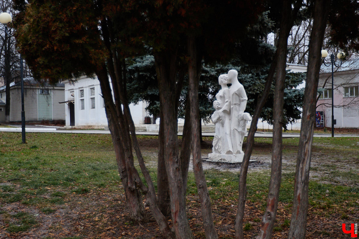 Вы знали, что во Владимире на одной улице могут ужиться бульдог, лев и лиса с вороной, а на заборах отдыхают… коровы. Весь этот удивительный зоопарк представлен в виде арт-объектов, изображающих милых и забавных зверей, выполненных из разных материалов. А чтобы наши читатели не блуждали по всему городу в поисках композиций, мы собрали и запечатлели их сами. Любуйтесь и приходите смотреть фигурки собственными глазами.