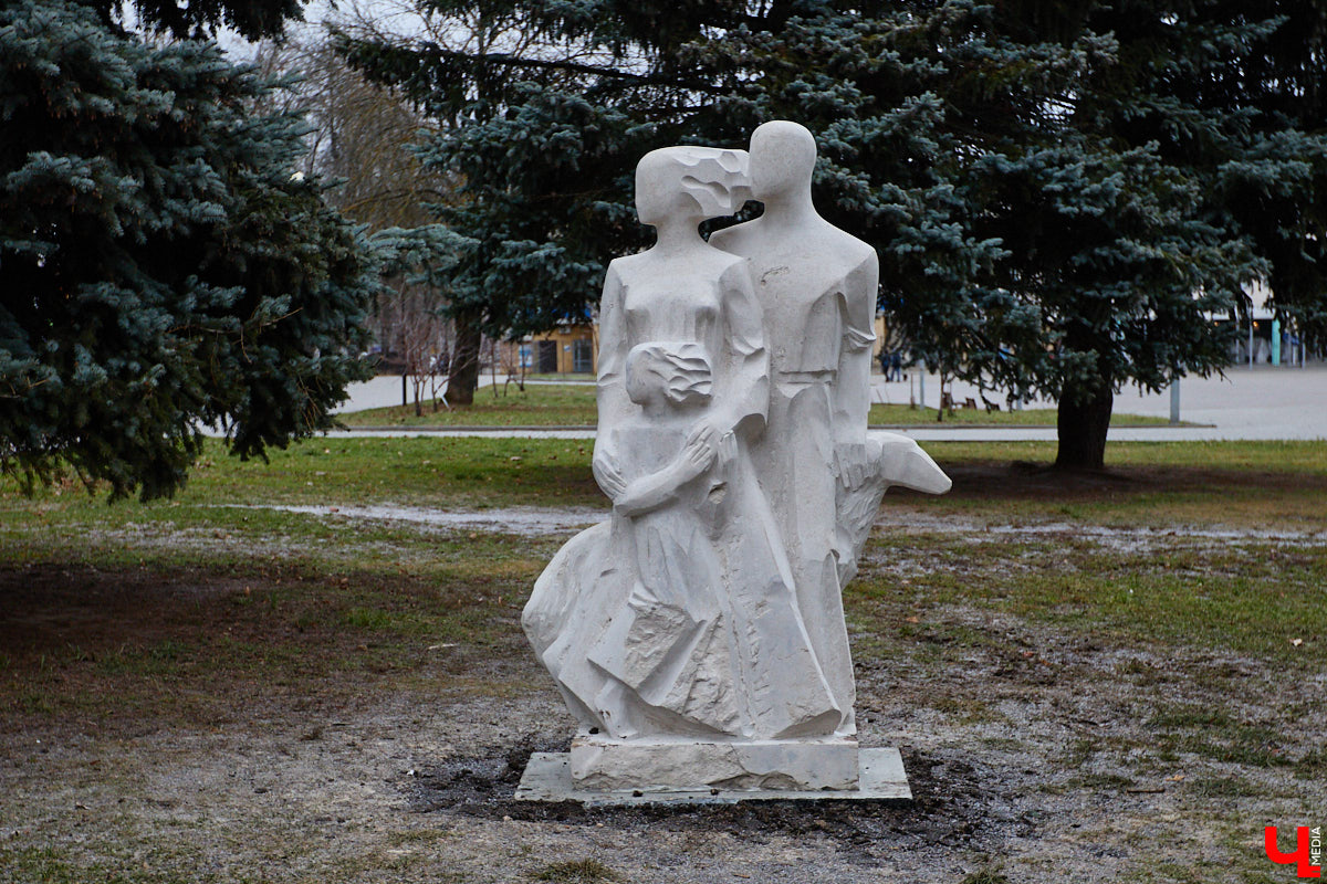 Вы знали, что во Владимире на одной улице могут ужиться бульдог, лев и лиса с вороной, а на заборах отдыхают… коровы. Весь этот удивительный зоопарк представлен в виде арт-объектов, изображающих милых и забавных зверей, выполненных из разных материалов. А чтобы наши читатели не блуждали по всему городу в поисках композиций, мы собрали и запечатлели их сами. Любуйтесь и приходите смотреть фигурки собственными глазами.