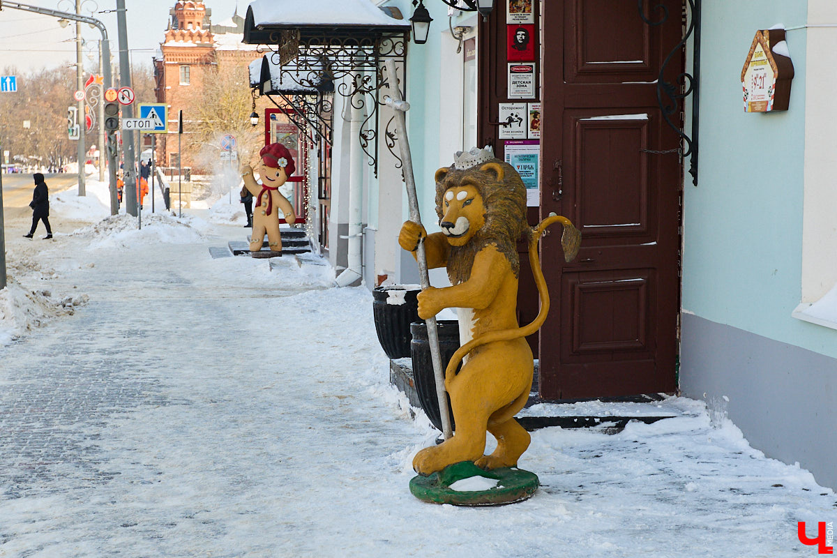 Вы знали, что во Владимире на одной улице могут ужиться бульдог, лев и лиса с вороной, а на заборах отдыхают… коровы. Весь этот удивительный зоопарк представлен в виде арт-объектов, изображающих милых и забавных зверей, выполненных из разных материалов. А чтобы наши читатели не блуждали по всему городу в поисках композиций, мы собрали и запечатлели их сами. Любуйтесь и приходите смотреть фигурки собственными глазами.