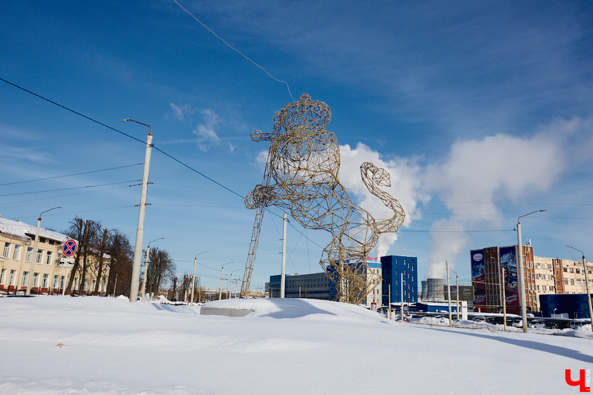 Вы знали, что во Владимире на одной улице могут ужиться бульдог, лев и лиса с вороной, а на заборах отдыхают… коровы. Весь этот удивительный зоопарк представлен в виде арт-объектов, изображающих милых и забавных зверей, выполненных из разных материалов. А чтобы наши читатели не блуждали по всему городу в поисках композиций, мы собрали и запечатлели их сами. Любуйтесь и приходите смотреть фигурки собственными глазами.
