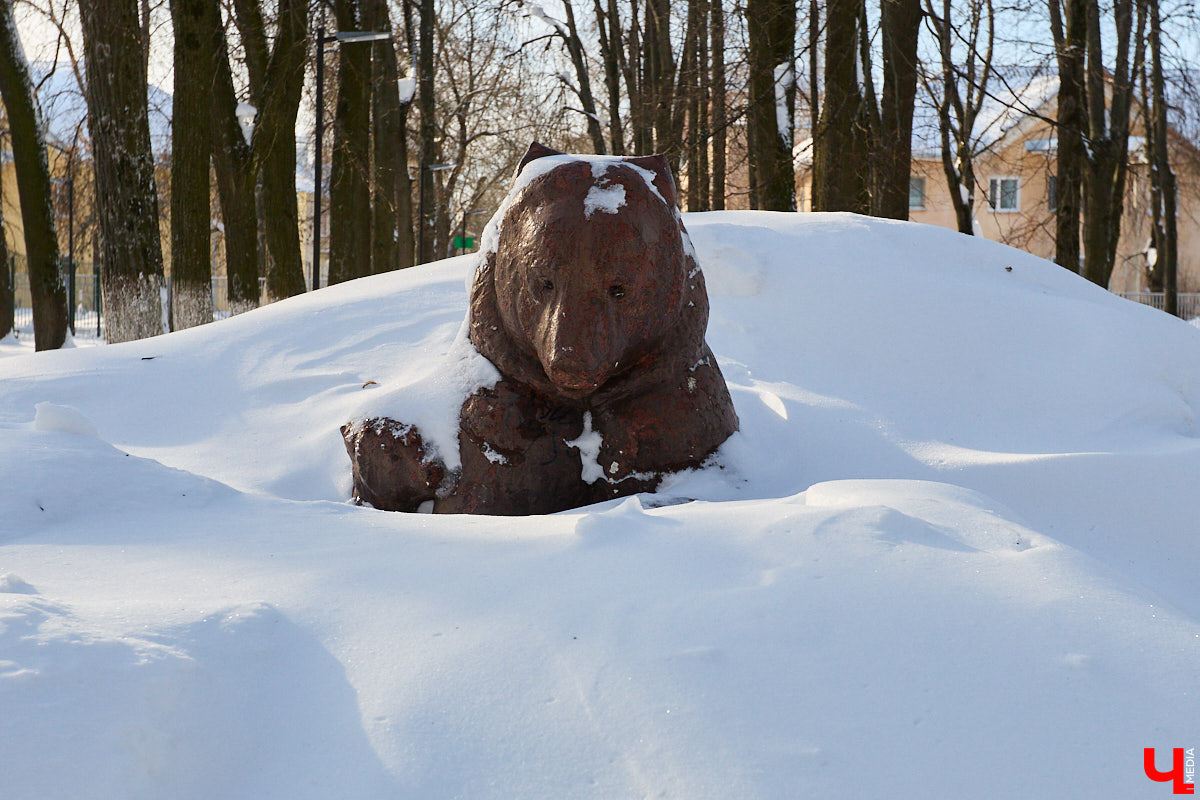Вы знали, что во Владимире на одной улице могут ужиться бульдог, лев и лиса с вороной, а на заборах отдыхают… коровы. Весь этот удивительный зоопарк представлен в виде арт-объектов, изображающих милых и забавных зверей, выполненных из разных материалов. А чтобы наши читатели не блуждали по всему городу в поисках композиций, мы собрали и запечатлели их сами. Любуйтесь и приходите смотреть фигурки собственными глазами.