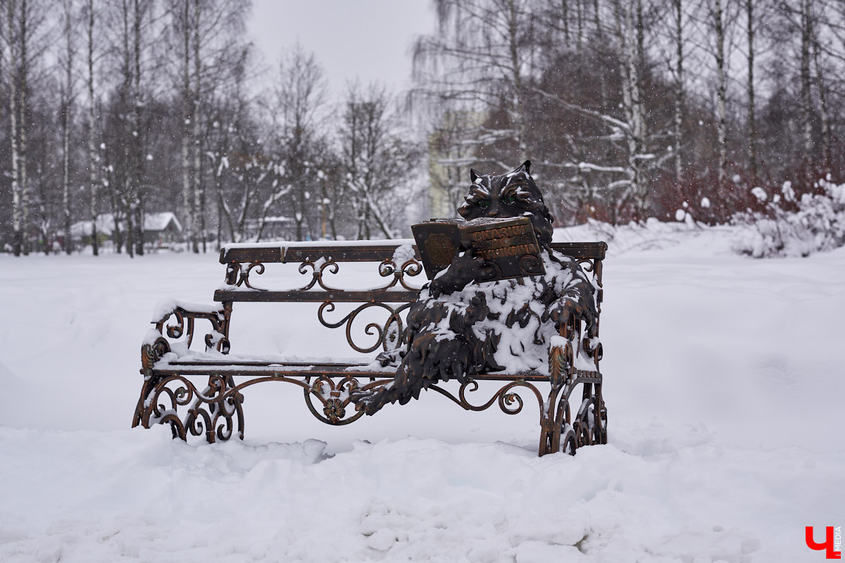 Вы знали, что во Владимире на одной улице могут ужиться бульдог, лев и лиса с вороной, а на заборах отдыхают… коровы. Весь этот удивительный зоопарк представлен в виде арт-объектов, изображающих милых и забавных зверей, выполненных из разных материалов. А чтобы наши читатели не блуждали по всему городу в поисках композиций, мы собрали и запечатлели их сами. Любуйтесь и приходите смотреть фигурки собственными глазами.