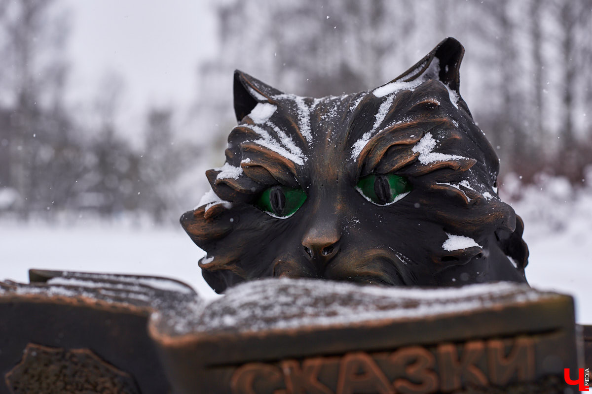 Вы знали, что во Владимире на одной улице могут ужиться бульдог, лев и лиса с вороной, а на заборах отдыхают… коровы. Весь этот удивительный зоопарк представлен в виде арт-объектов, изображающих милых и забавных зверей, выполненных из разных материалов. А чтобы наши читатели не блуждали по всему городу в поисках композиций, мы собрали и запечатлели их сами. Любуйтесь и приходите смотреть фигурки собственными глазами.