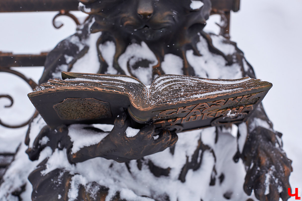 Вы знали, что во Владимире на одной улице могут ужиться бульдог, лев и лиса с вороной, а на заборах отдыхают… коровы. Весь этот удивительный зоопарк представлен в виде арт-объектов, изображающих милых и забавных зверей, выполненных из разных материалов. А чтобы наши читатели не блуждали по всему городу в поисках композиций, мы собрали и запечатлели их сами. Любуйтесь и приходите смотреть фигурки собственными глазами.