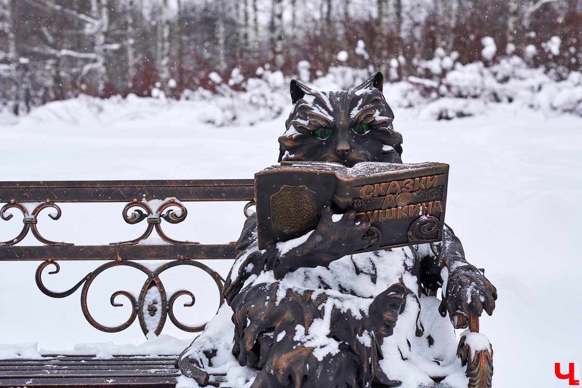 Вы знали, что во Владимире на одной улице могут ужиться бульдог, лев и лиса с вороной, а на заборах отдыхают… коровы. Весь этот удивительный зоопарк представлен в виде арт-объектов, изображающих милых и забавных зверей, выполненных из разных материалов. А чтобы наши читатели не блуждали по всему городу в поисках композиций, мы собрали и запечатлели их сами. Любуйтесь и приходите смотреть фигурки собственными глазами.