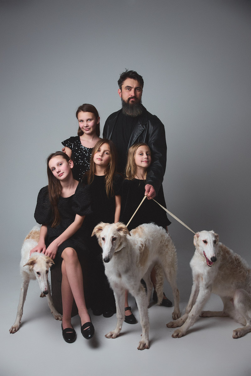 Как представители сильного пола бьются над тайной, о чем думают женщины, так и дамы не сошлись во мнении, какой он — настоящий мужчина. В попытке разобраться в этом вопросе «Ключ-Медиа» собрал воедино харизматичных джентльменов Владимира, а потом спросил героев и их половинок о качествах истинных мачо.