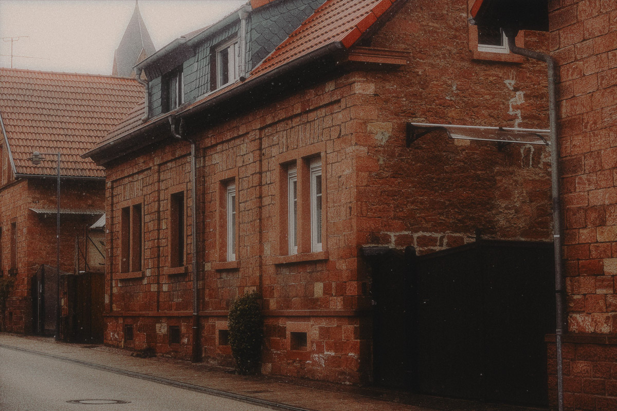 Почти три года назад Анастасия Звягина уехала из областного центра в Германию с одним чемоданом для ручной клади. За это время она успела хорошенько поработать, в том числе в Париже и на Мальдивах, а затем осознанно выбрала размеренную жизнь в баварской глубинке. О том, почему европейские фотостудии проигрывают владимирским и как художнику не потерять себя в бесконечных бюрократических процессах, девушка рассказала нашему изданию.