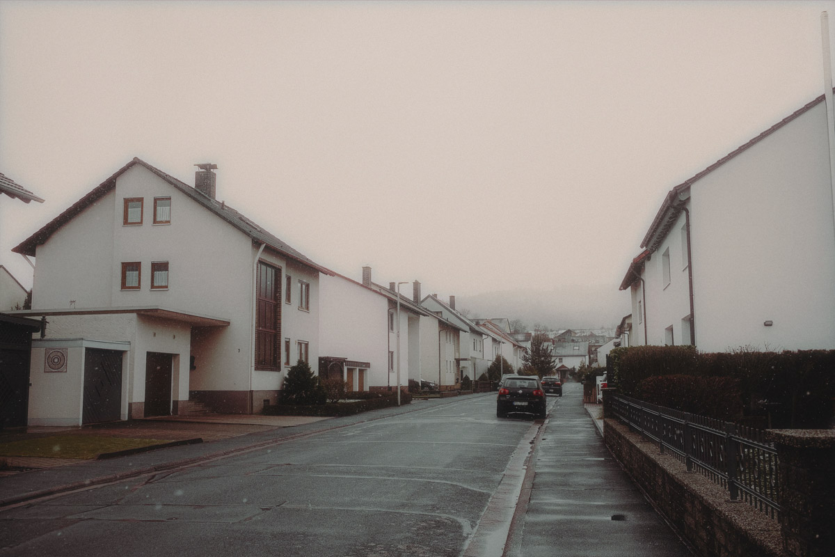 Почти три года назад Анастасия Звягина уехала из областного центра в Германию с одним чемоданом для ручной клади. За это время она успела хорошенько поработать, в том числе в Париже и на Мальдивах, а затем осознанно выбрала размеренную жизнь в баварской глубинке. О том, почему европейские фотостудии проигрывают владимирским и как художнику не потерять себя в бесконечных бюрократических процессах, девушка рассказала нашему изданию.