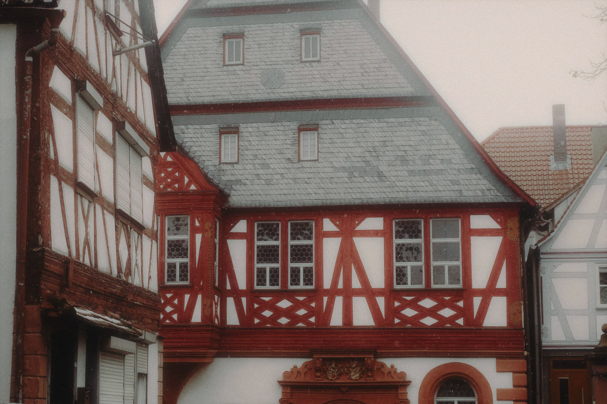 Почти три года назад Анастасия Звягина уехала из областного центра в Германию с одним чемоданом для ручной клади. За это время она успела хорошенько поработать, в том числе в Париже и на Мальдивах, а затем осознанно выбрала размеренную жизнь в баварской глубинке. О том, почему европейские фотостудии проигрывают владимирским и как художнику не потерять себя в бесконечных бюрократических процессах, девушка рассказала нашему изданию.