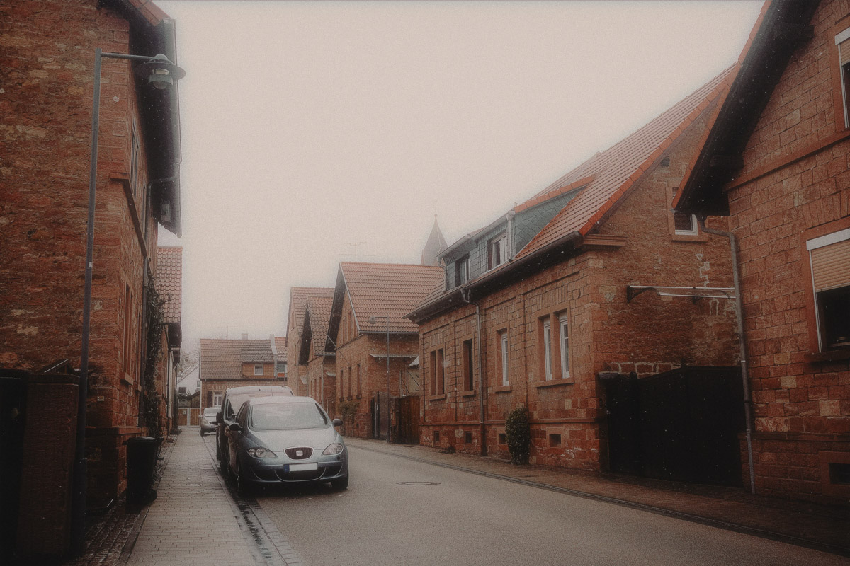 Почти три года назад Анастасия Звягина уехала из областного центра в Германию с одним чемоданом для ручной клади. За это время она успела хорошенько поработать, в том числе в Париже и на Мальдивах, а затем осознанно выбрала размеренную жизнь в баварской глубинке. О том, почему европейские фотостудии проигрывают владимирским и как художнику не потерять себя в бесконечных бюрократических процессах, девушка рассказала нашему изданию.