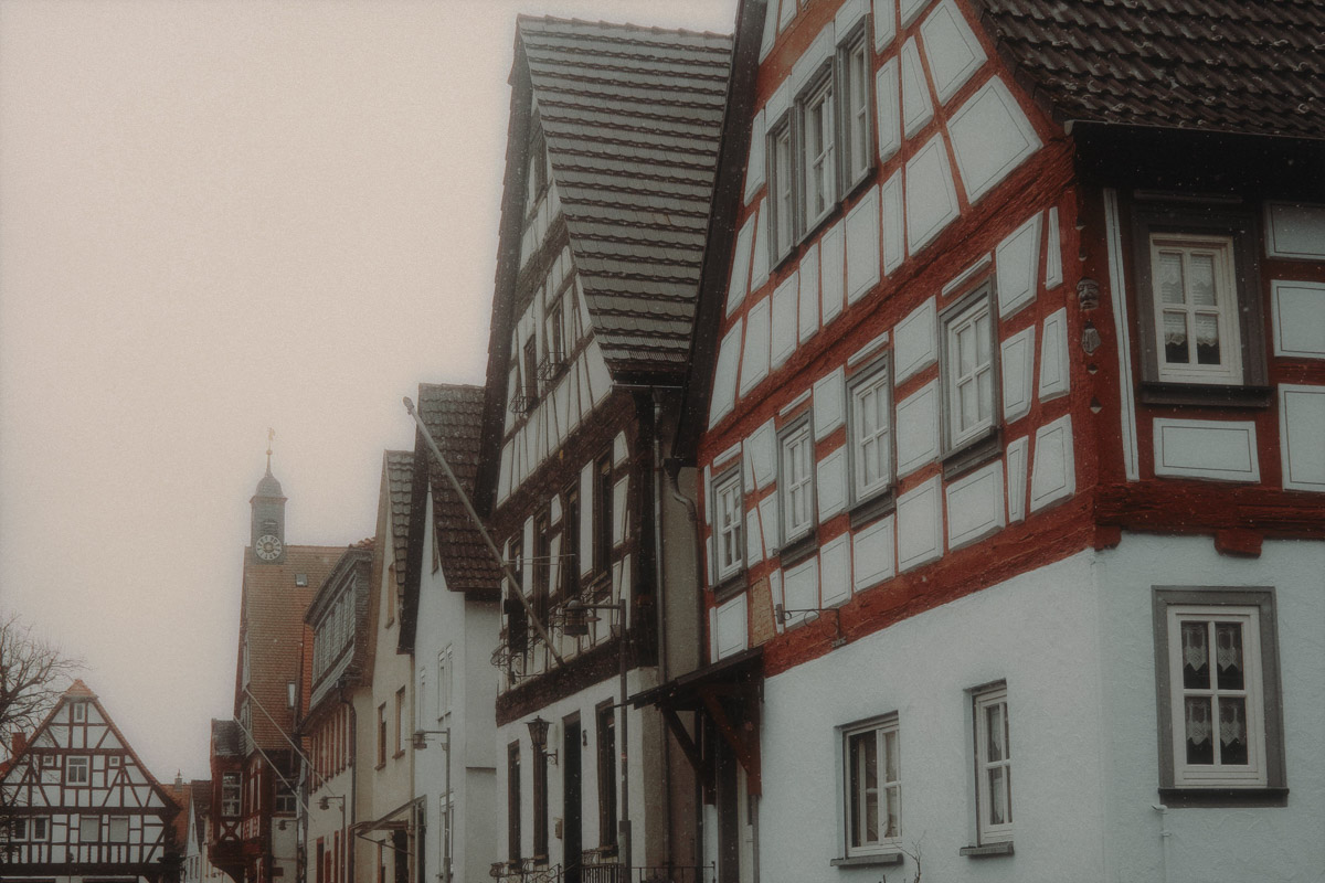 Почти три года назад Анастасия Звягина уехала из областного центра в Германию с одним чемоданом для ручной клади. За это время она успела хорошенько поработать, в том числе в Париже и на Мальдивах, а затем осознанно выбрала размеренную жизнь в баварской глубинке. О том, почему европейские фотостудии проигрывают владимирским и как художнику не потерять себя в бесконечных бюрократических процессах, девушка рассказала нашему изданию.