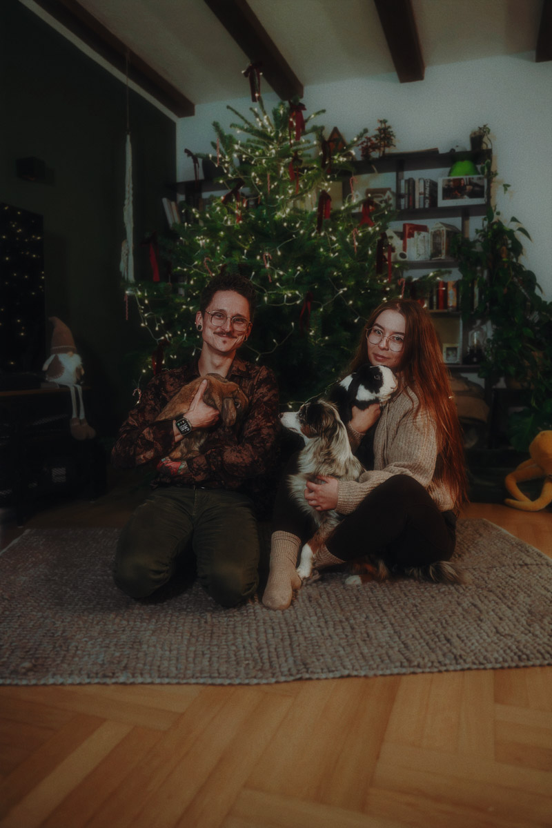 Почти три года назад Анастасия Звягина уехала из областного центра в Германию с одним чемоданом для ручной клади. За это время она успела хорошенько поработать, в том числе в Париже и на Мальдивах, а затем осознанно выбрала размеренную жизнь в баварской глубинке. О том, почему европейские фотостудии проигрывают владимирским и как художнику не потерять себя в бесконечных бюрократических процессах, девушка рассказала нашему изданию.