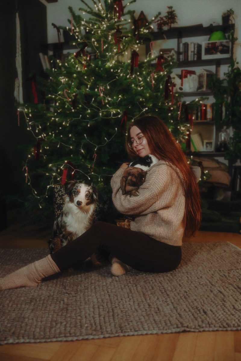 Почти три года назад Анастасия Звягина уехала из областного центра в Германию с одним чемоданом для ручной клади. За это время она успела хорошенько поработать, в том числе в Париже и на Мальдивах, а затем осознанно выбрала размеренную жизнь в баварской глубинке. О том, почему европейские фотостудии проигрывают владимирским и как художнику не потерять себя в бесконечных бюрократических процессах, девушка рассказала нашему изданию.